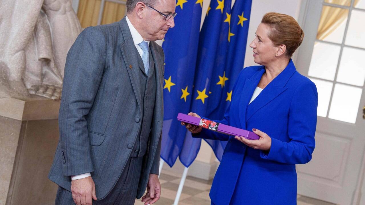Die dänische Ministerpräsidentin Mette Frederiksen hält die Idee, das eingefrorene russische Vermögen zu nutzen, grundsätzlich für gut. Belgiens Premier Bart De Wever hatte für die Pläne keine Zustimmung im Gepäck – nur Schokolade. 