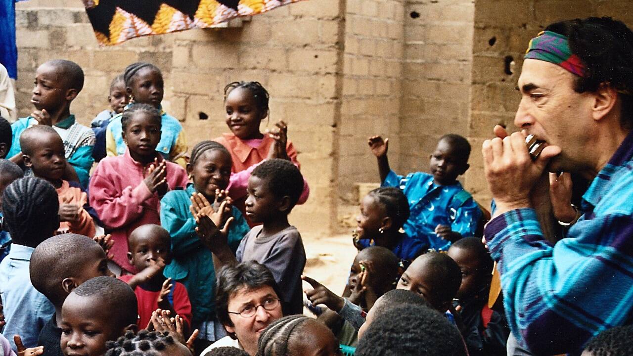 Hubert von Goisern bei einer Reise in Afrika in Mali. 