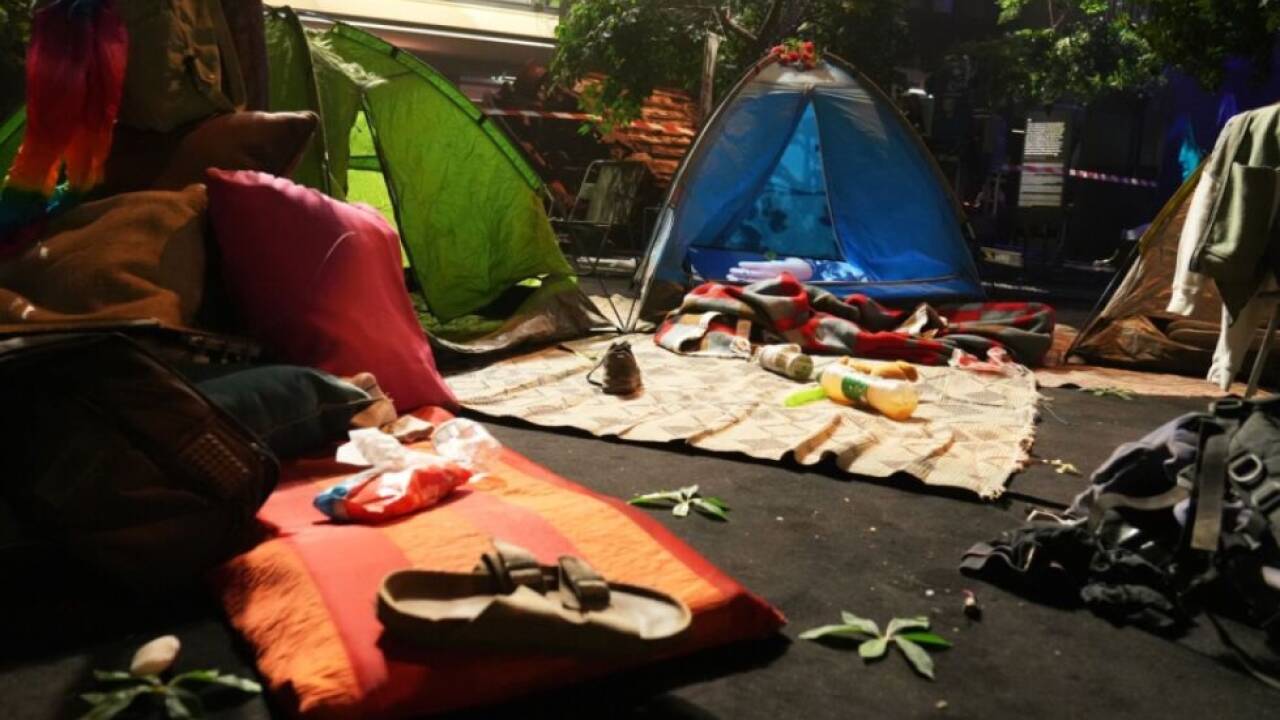 Zelte und andere Festivalutensilien in der Ausstellung 