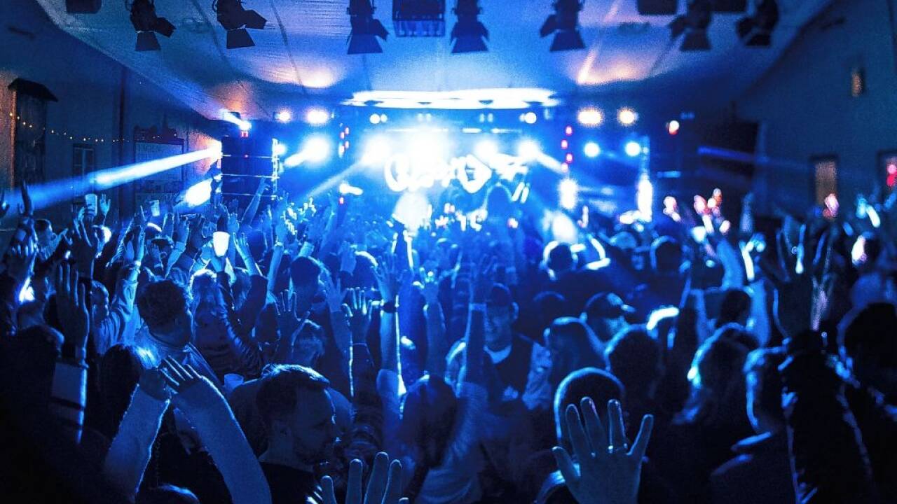Am Freitagabend brachte der Lokalmatador DJ Toby Romeo gemeinsam mit seiner Crew den seit Wochen ausverkauften Burghof zum Beben.  