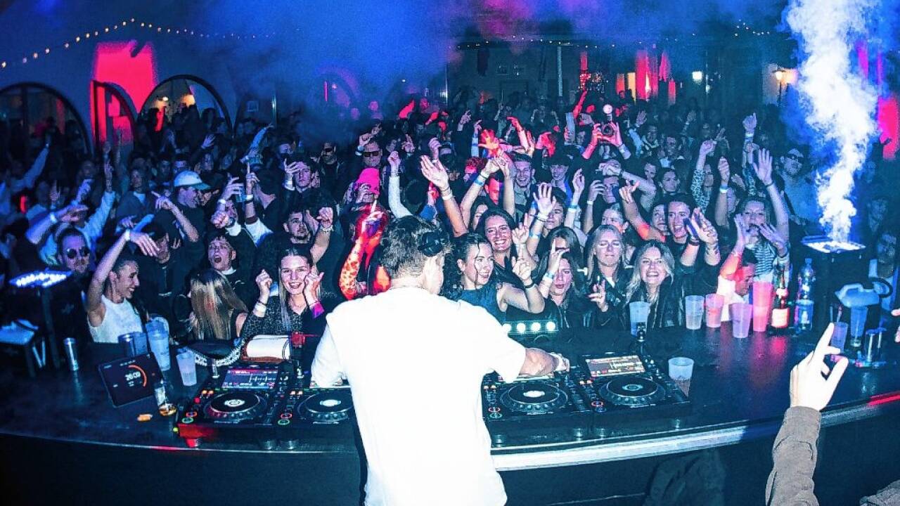 Am Freitagabend brachte der Lokalmatador DJ Toby Romeo gemeinsam mit seiner Crew den seit Wochen ausverkauften Burghof zum Beben.  