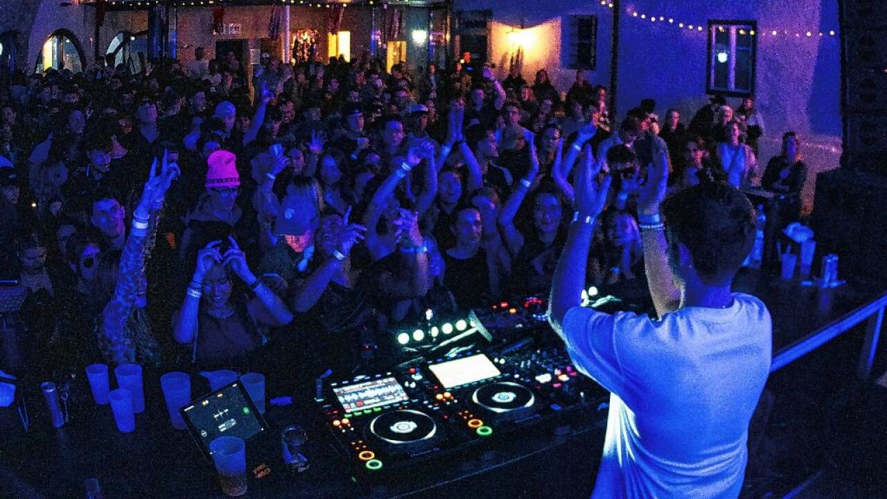 Am Freitagabend brachte der Lokalmatador DJ Toby Romeo gemeinsam mit seiner Crew den seit Wochen ausverkauften Burghof zum Beben.  