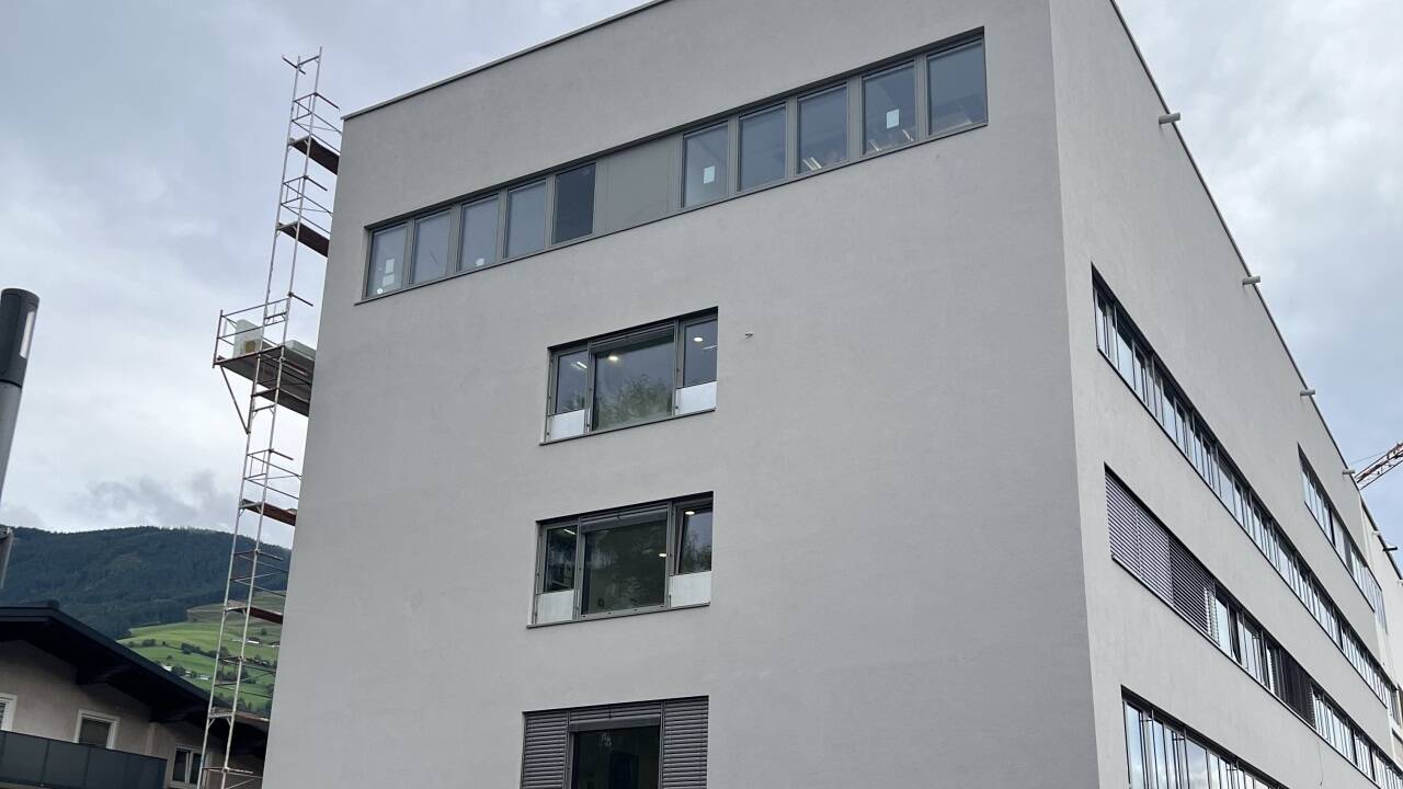 Ein Teil des neuen Tauernklinikum-Gebäudes in der Ansicht Lebzeltergasse/Hintergasse.  