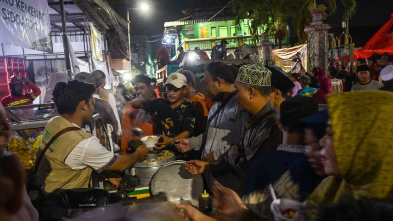 Verwandte der vermissten Schüler harren nahe der Schule aus 