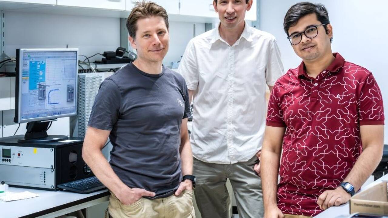  Wissenschafter am Institute of Science and Technology Austria (ISTA) von links nach rechts: Senior Staff Scientist Robert Hauschild, Professor Stefan Freunberger und der kürzlich promovierte Soumyadip Mondal.  