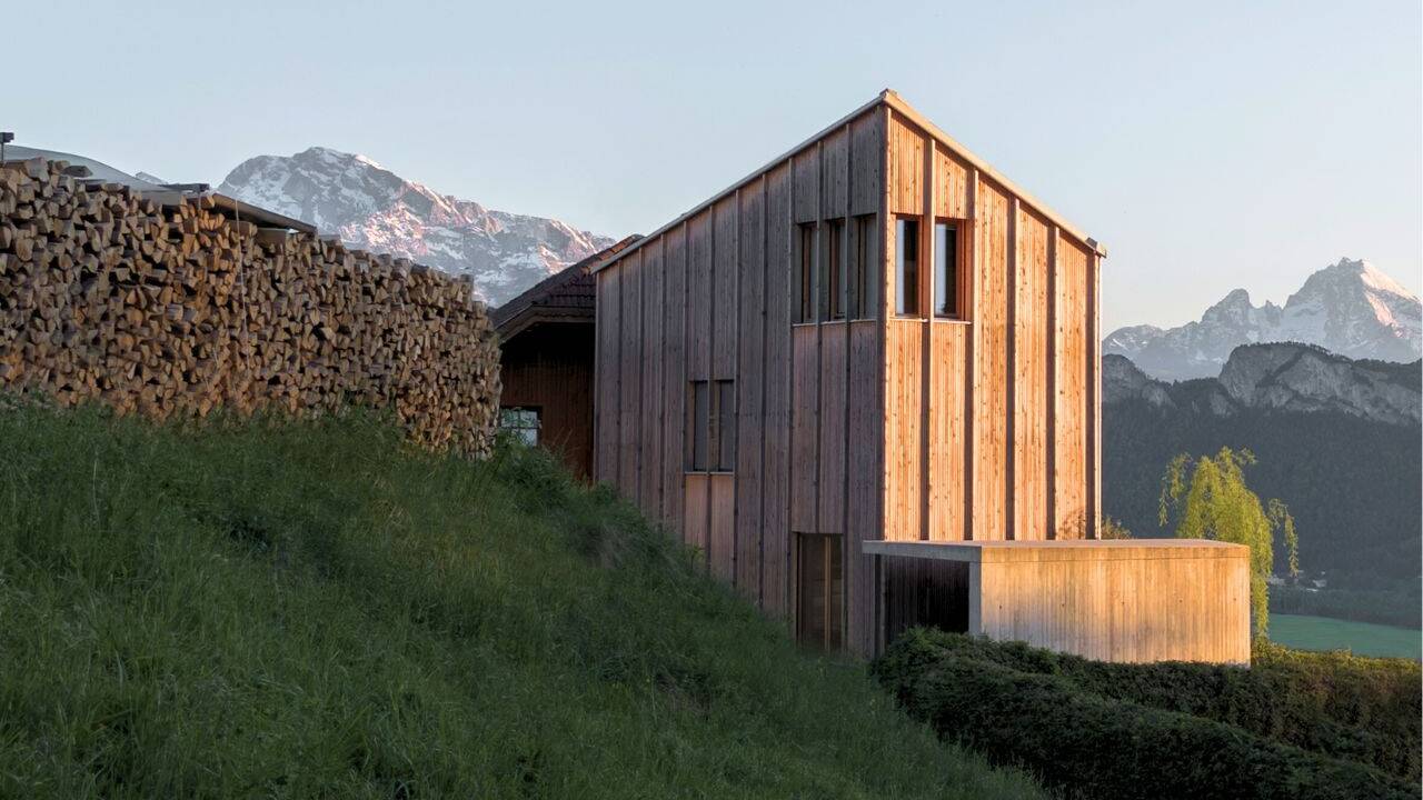 Ein Wohnhaus wie ein Berg mit der Skyline der Berchtesgadener Alpen.  