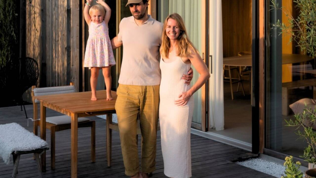 Die dreiköpfige Familie (David Fischer, Carina Brunnelli und Tochter) bewohnt das Haus auf drei Ebenen.  
