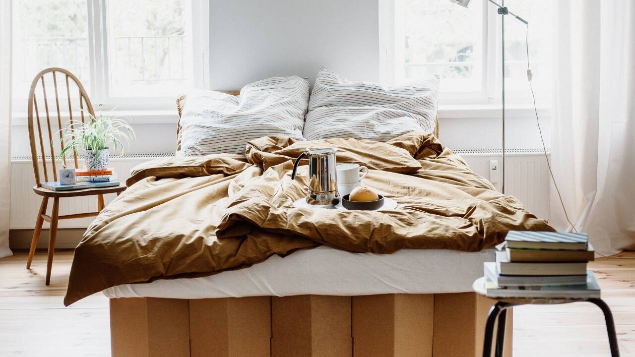 Das Faltbett aus Karton von „Room in a Box (RIAB)“: Alle RIAB-Möbel bestehen zu 54 bis 80 Prozent aus recycelten Papierfasern. Die restlichen Anteile sind Frischfasern aus nachhaltiger Forstwirtschaft.  