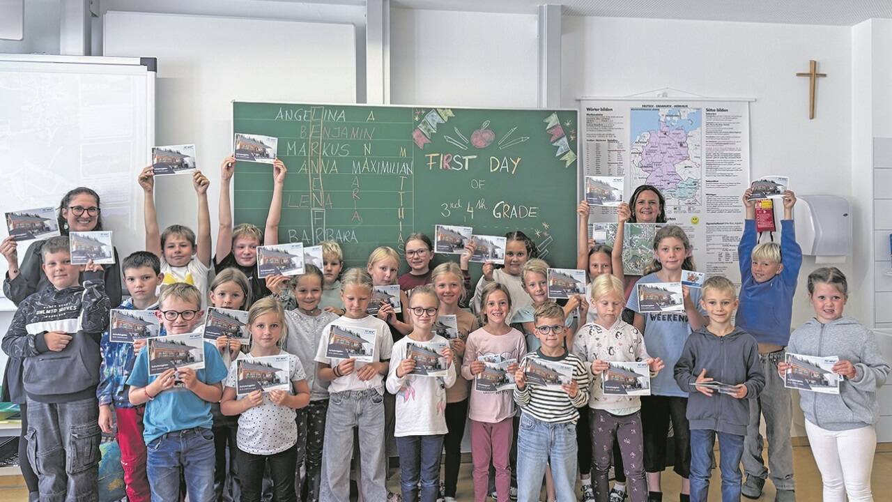 Die Kinder der Volksschule St. Andrä mit Klassenlehrerin Viktoria Wieland (2. v. l.) und Barbara Witzmann (5. v. r.) von der AUVA.  