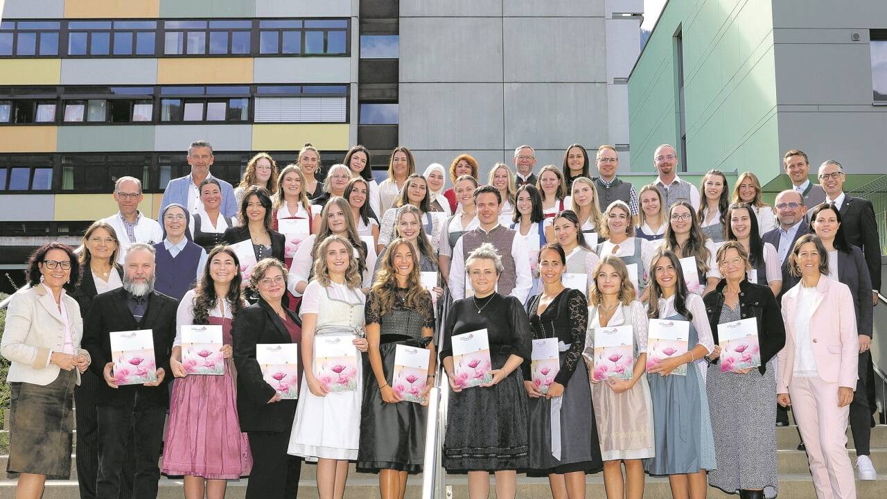 Nach der Ausbildung an der Kardinal Schwarzenberg Akademie gab es für die Absolventinnen und Absolventen eine wohlverdiente Feier. 