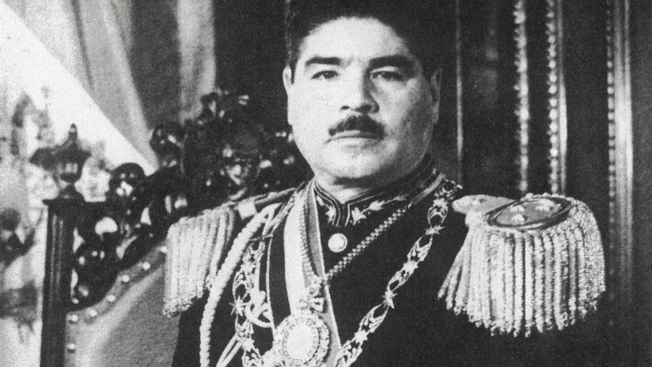 1970: Unter dem Druck des Militärs tritt der bolivianische Staatschef General Ovando zurück, neuer Präsident wird General Juan José Torres Torres (Bild). 
