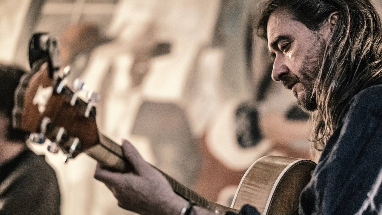 Gitarrist Primus Sitter bespielt das Hotel Blü mit Trio. 