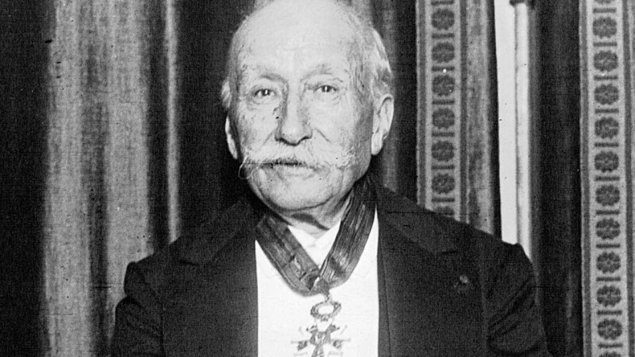 1890: Der Franzose Clément Ader (1841–1925) fliegt bei Armainville als erster Mensch mit einem bemannten Flugzeug etwa 50 Meter weit. 