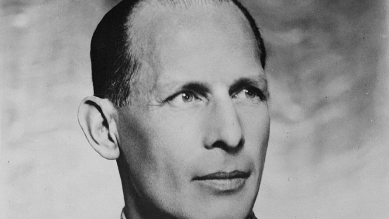 1935: Die griechische Nationalversammlung beschließt die Wiederherstellung der (1924 abgeschafften) Monarchie und ruft König Georg II. aus dem Exil zurück. 1935: Die griechische Nationalversammlung beschließt die Wiederherstellung der (1924 abgeschafften) Monarchie und ruft König Georg II. aus dem Exil zurück.