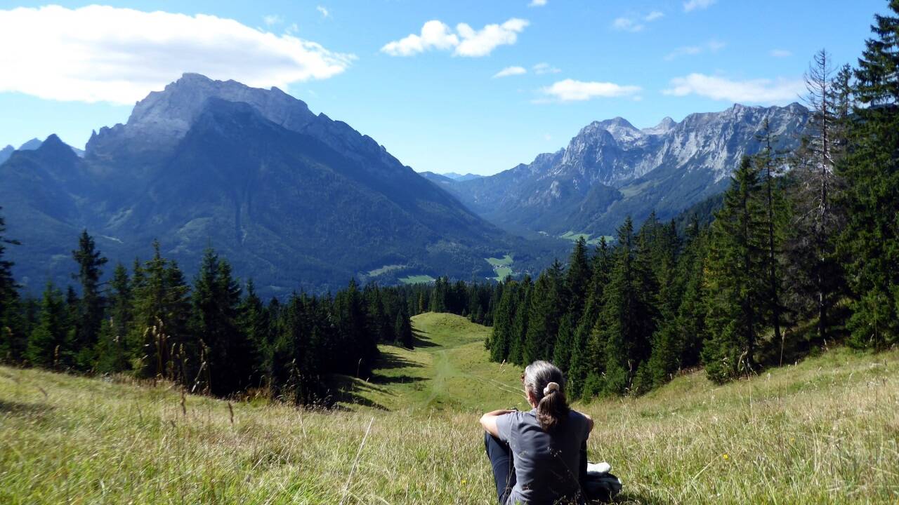 Eine Abstiegsvariante vom Toten Mann folgt, mit Blick auf Hochkalter (li.) und Reiteralpe, der Skipiste. 