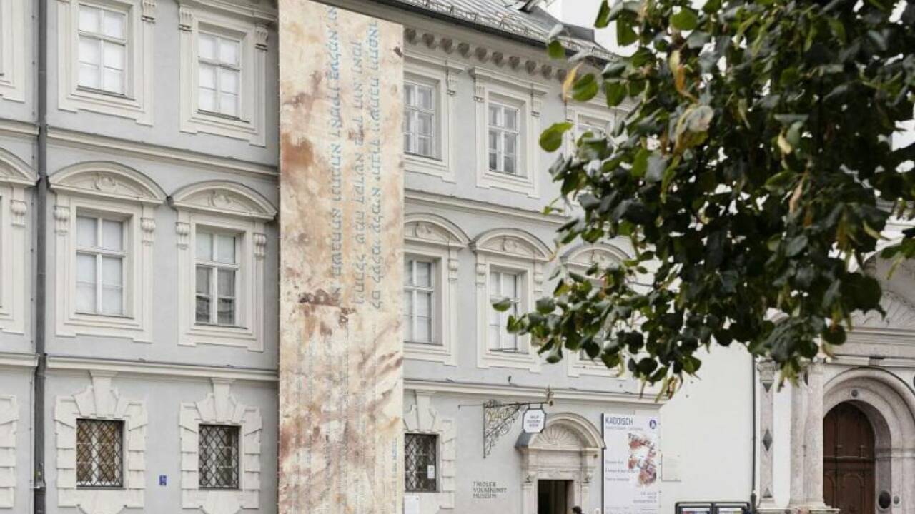 Auszüge aus jüdischem Gebet an Fassade des Museums 