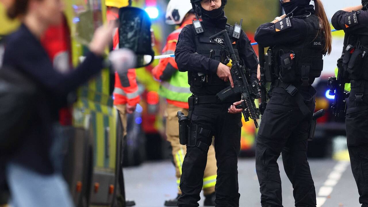 Einsatzkräfte nach Angriff vor Synagoge im Einsatz 