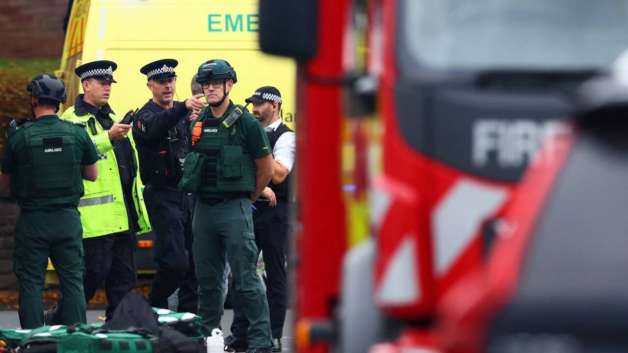 Einsatzkräfte nach Angriff vor Synagoge im Einsatz 
