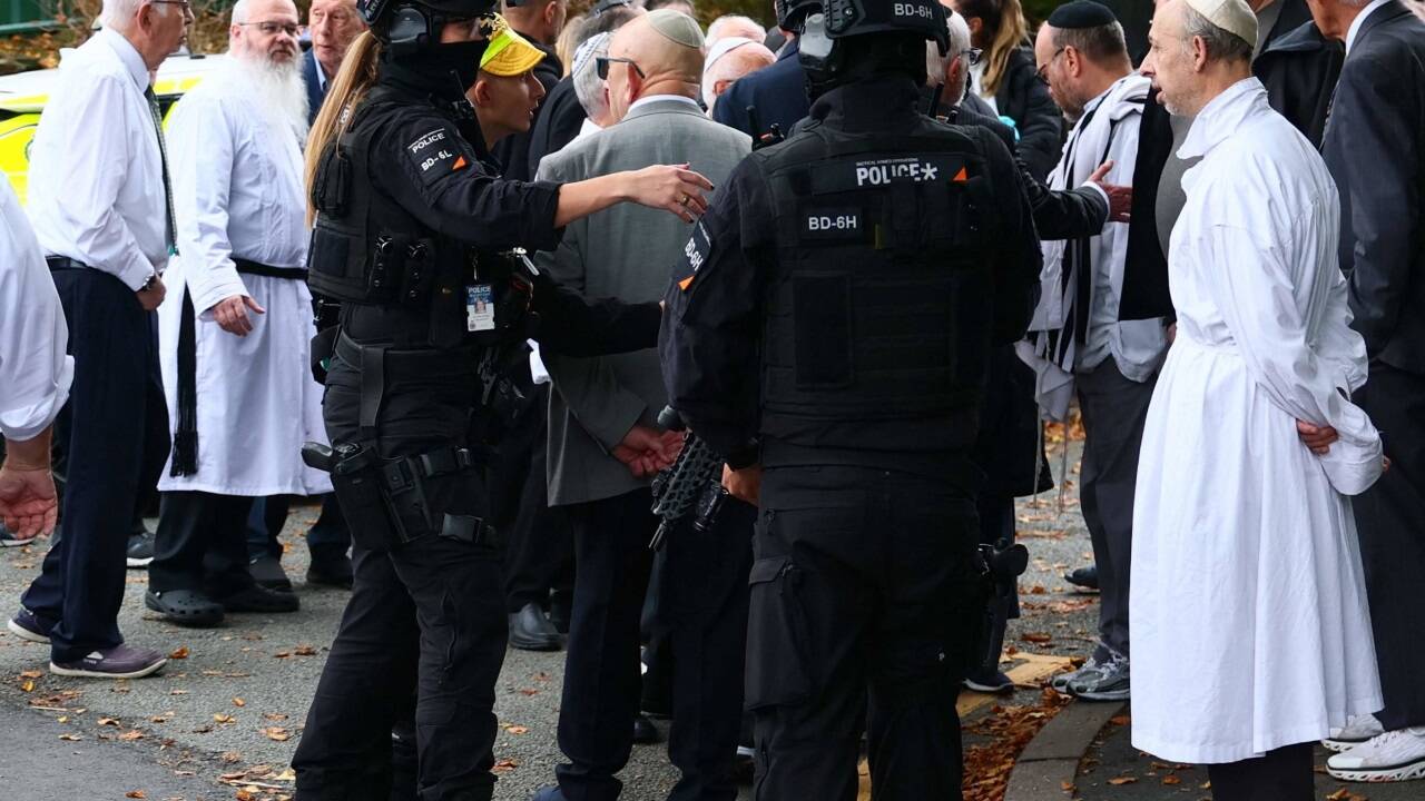 Einsatzkräfte nach Angriff vor Synagoge im Einsatz 