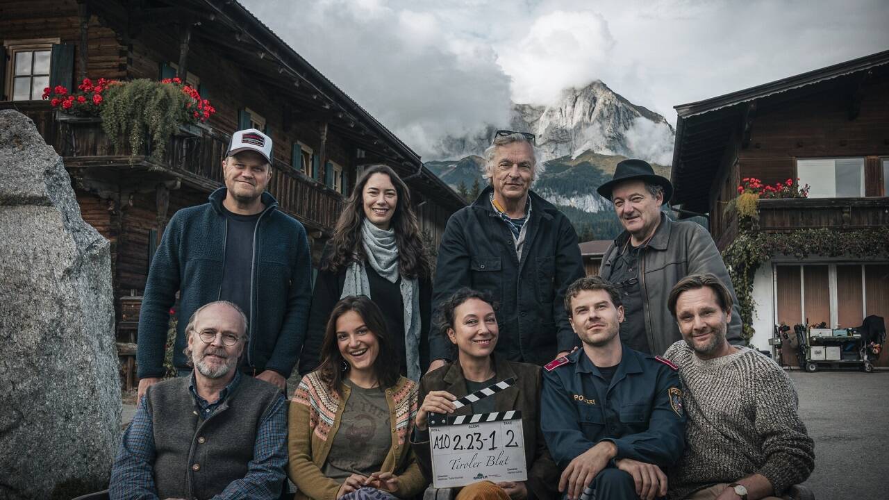 Eine Tiroler Polizistenfamilie – drei Generationen mit unterschiedlichsten Zugängen zum Beruf. Im Bild: Sven-Eric Bechtolf (Hannes Gruber), Allegra Tinnefeld (Anna Gruber), Ursula Strauß (Fanny Gruber), Noah Perktold (Tobi Gruber), Kai Ivo Baulitz (Günther Gruber), Mathias Lösel (Produzent filmpool fiction), Constanze Schumann (Produzentin Rundfilm), Matthias Tiefenbacher (Regie), Hanno Lentz (Kamera).<br />Merken<br /> 