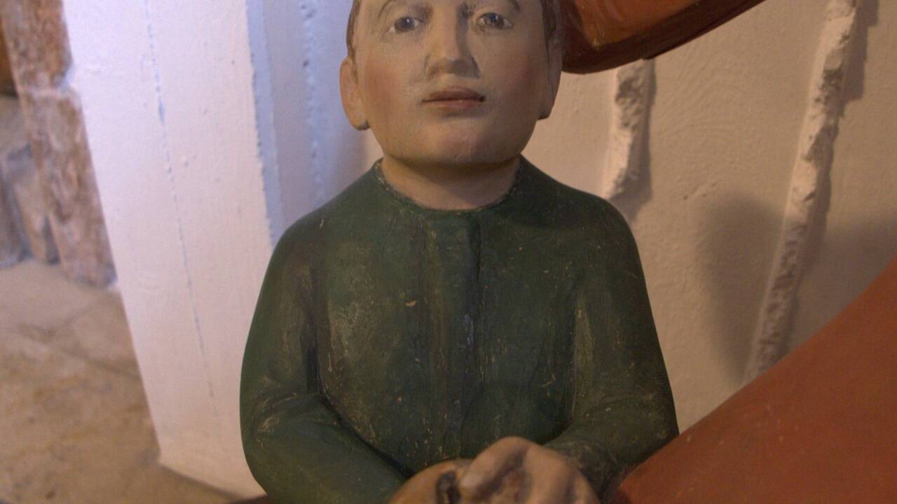 Ein starker Farbkontrast zwischen Rot und Grün prägt die Skulptur.  