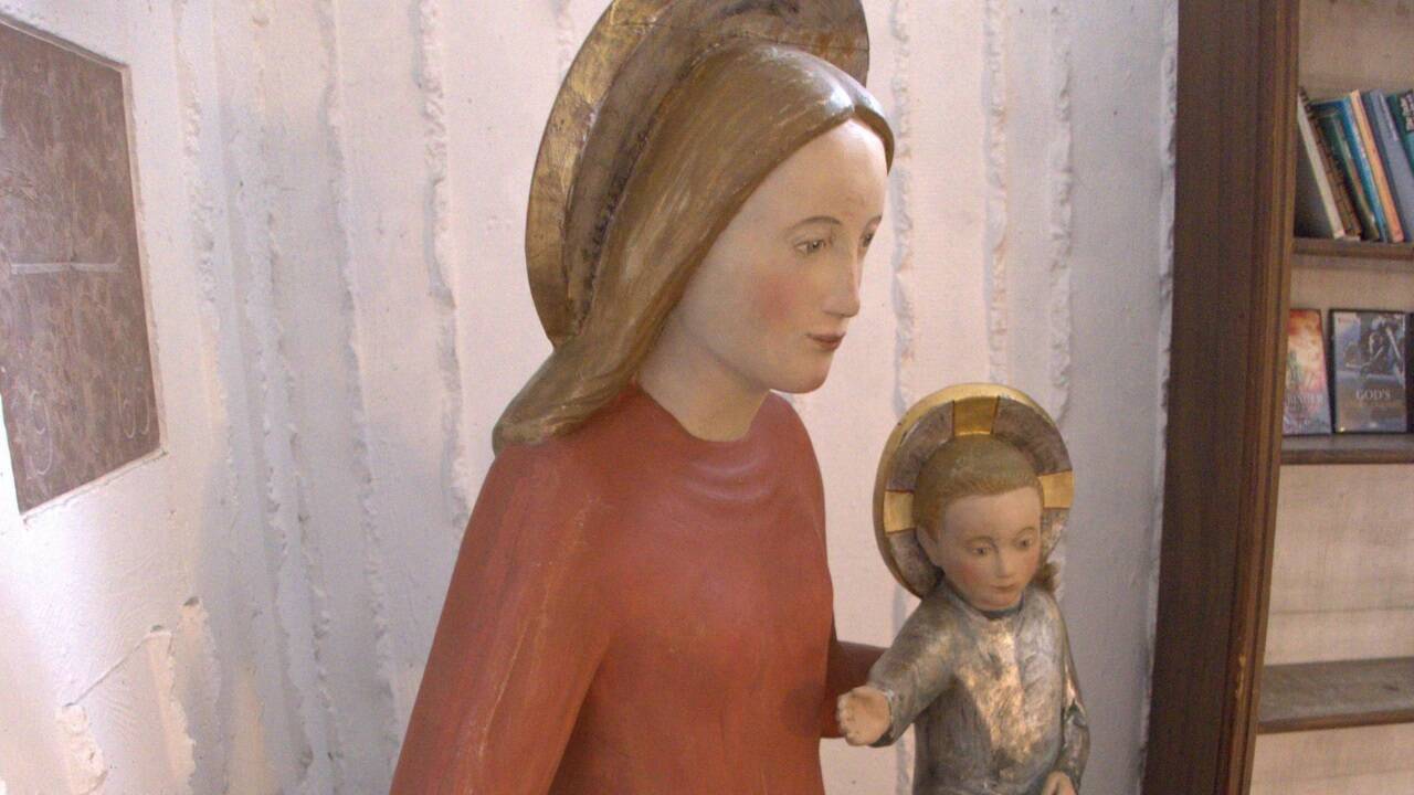 Ein starker Farbkontrast zwischen Rot und Grün prägt die Skulptur.  