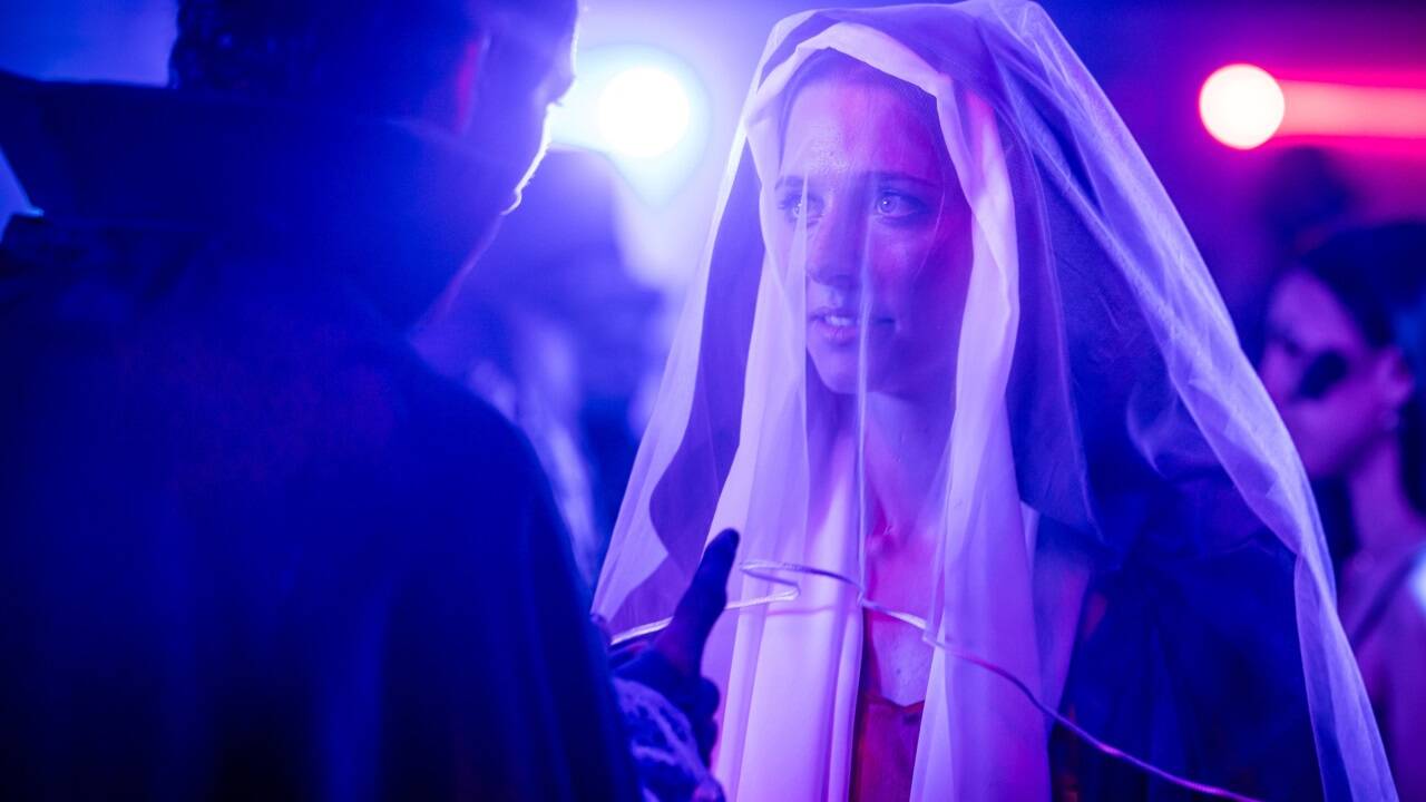  Luis (Noah Saavedra) und Marie (Svenja Jung) lernen einander bei einer Kostümparty kennen.  
