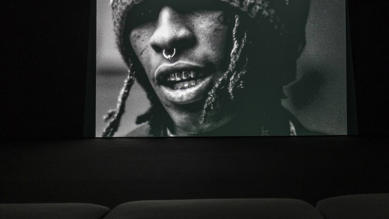 Arthur Jafa, SloPEX, 2022, in „Visual Echoes – Gegenbilder im Bilderstrom“, Museum der Moderne Salzburg, Courtesy Sprüth Magers, Gladstone Gallery & Sadie Coles HQ.  