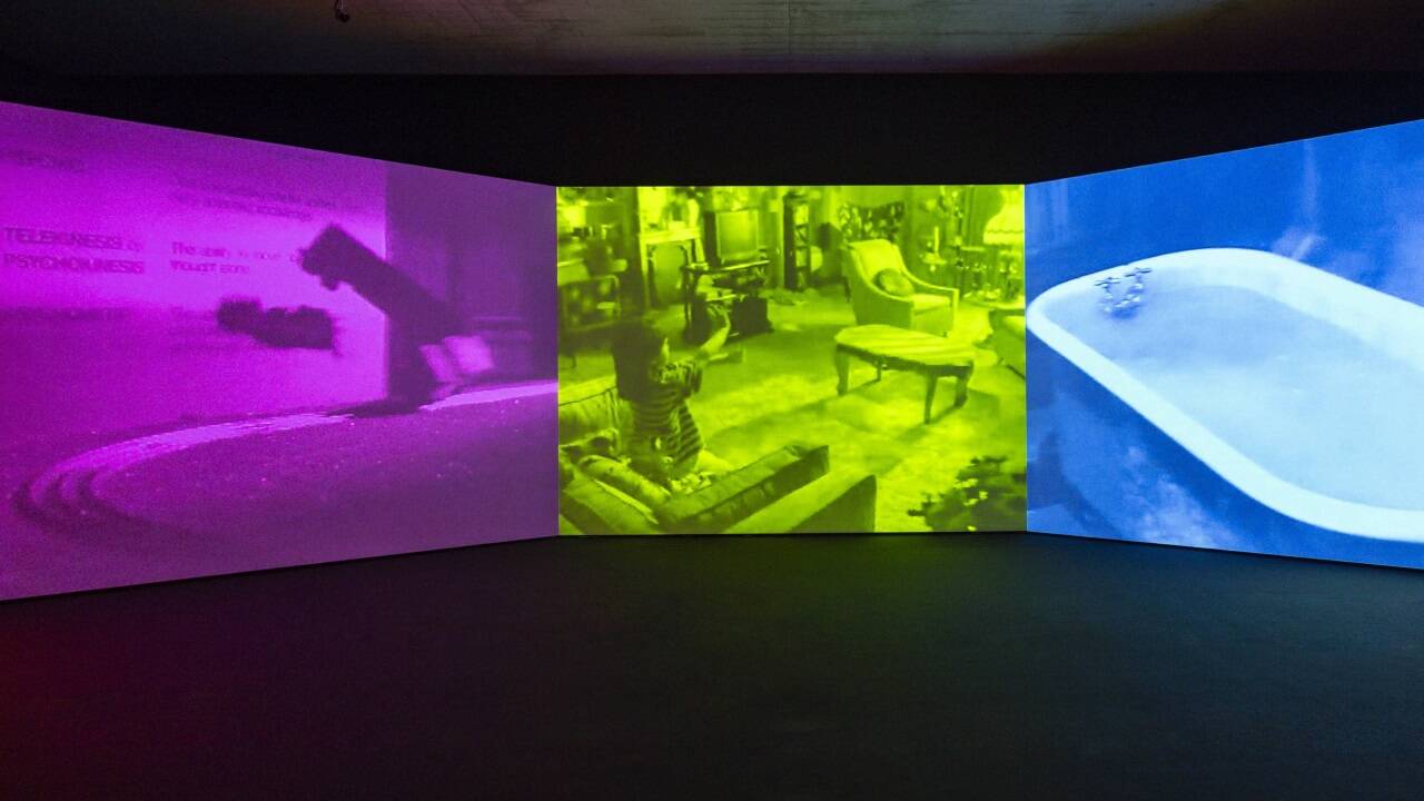 Susan Hiller, Psi Girls, 1999, Ausstellungsansicht Visual Echoes— Gegenbilder im Bilderstrom, Museum der Moderne Salzburg, Courtesy Lisson Gallery 