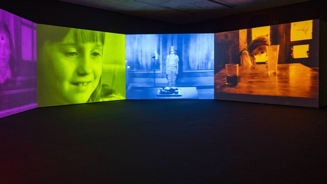 Susan Hiller, Psi Girls, 1999, Ausstellungsansicht Visual Echoes— Gegenbilder im Bilderstrom, Museum der Moderne Salzburg, Courtesy Lisson Gallery 