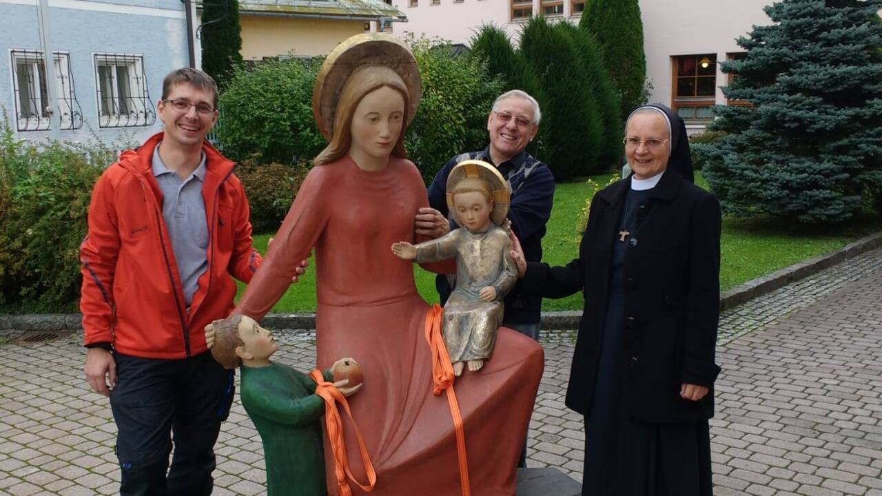 Transport der Dreiergruppe im Jahr 2016 vom Pfarrkindergarten in die Kirche, im Bild Markus Krainbucher, der damalige Pfarrer Johann Schreilechner und Schwester Imelda von den Halleiner Schulschwestern.  
