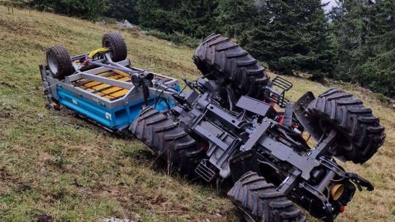 Der Bauer überschlug sich mit seinem Fahrzeug. 