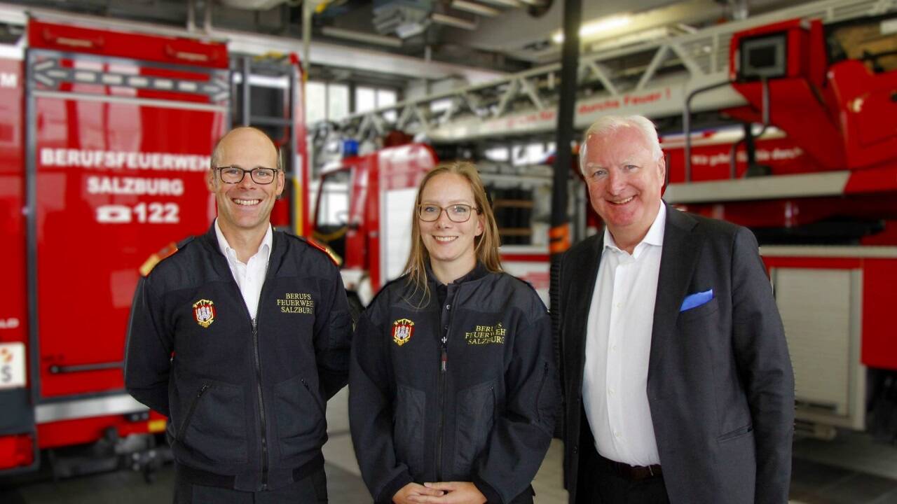 Neu im Team der Berufsfeuerwehr Salzburg: Sabrina Kurz mit Branddirektor Werner Kloiber und Ressortchef Vizebürgermeister Florian Kreibich. 