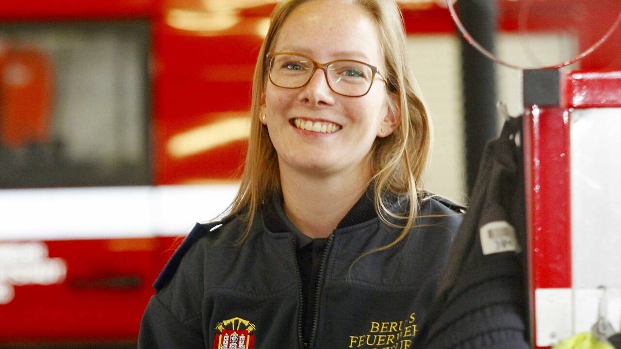 Sabrina Kurz aus Gänserndorf (NÖ) ist die erste Frau in der Geschichte der Salzburger Berufsfeuerwehr, die in Uniform in den Dienst geht. 