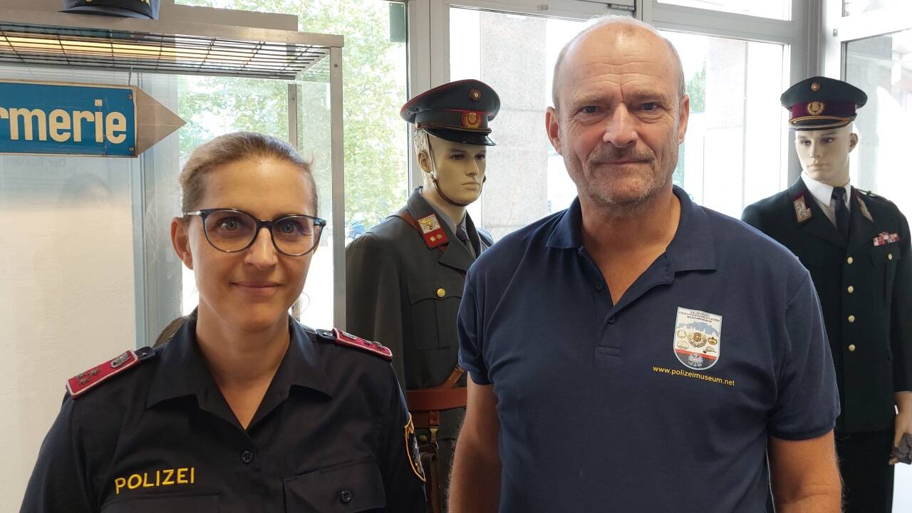 Ingrid Planitzer und Heinz Wochermayr arbeiten an der neuen Ausstellung. Ihre Puppenkameraden schauen ihnen dabei genau über die Schulter. 