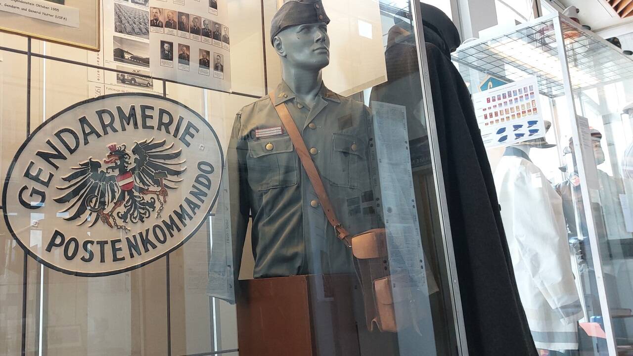Eine amerikanische Offiziersuniform aus der Zeit der Besatzung. 