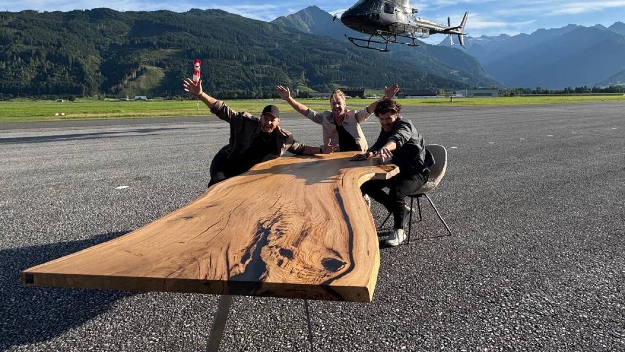 Einen Hubschrauber fürs Imagevideo bestellen? Na, wenn’s weiter nichts ist ... Die Dreikant-Gründer und -Geschäftsführer Matthias Lienbacher, Mario Siller und Stefan Rehrl – vor zehn Jahren haben sie zu dritt begonnen, heute besteht das Team bereits aus 17 Personen. 