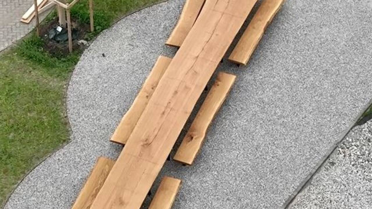 Der zwölf Meter lange Tisch für die Firma in Bayern, fotografiert aus der Luft.  
