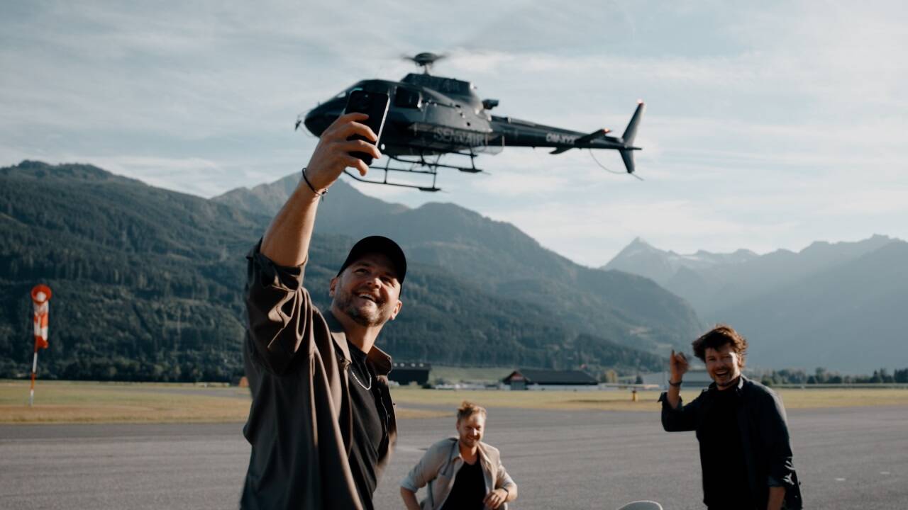 Selfie mit Tisch und Hubschrauber. 