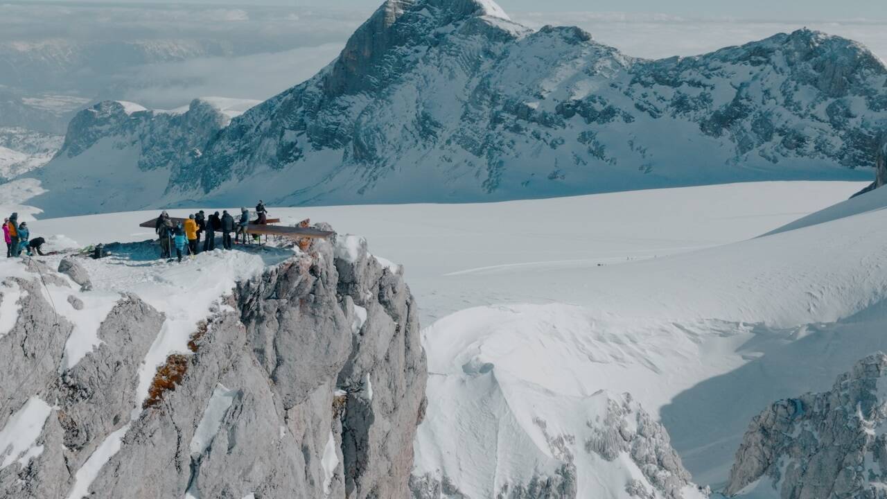 Ein Dreikant Tisch auf dem rund 3000 Meter hohen Dachstein. 
