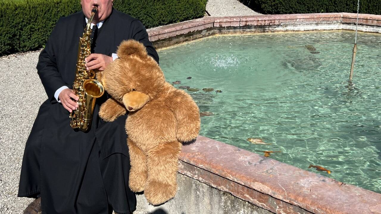 Pater Franz am Fischteich der Benediktinerabtei. Zur Begrüßung wird er bei der Feier mit dem Saxofon spielen. Ein Plüschbär wird ihn begleiten.  