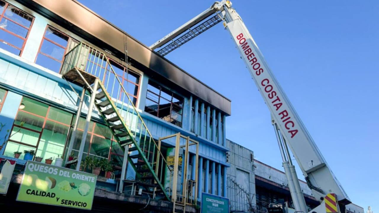 Notausgang des Hotels durch Metalldrähte blockiert 