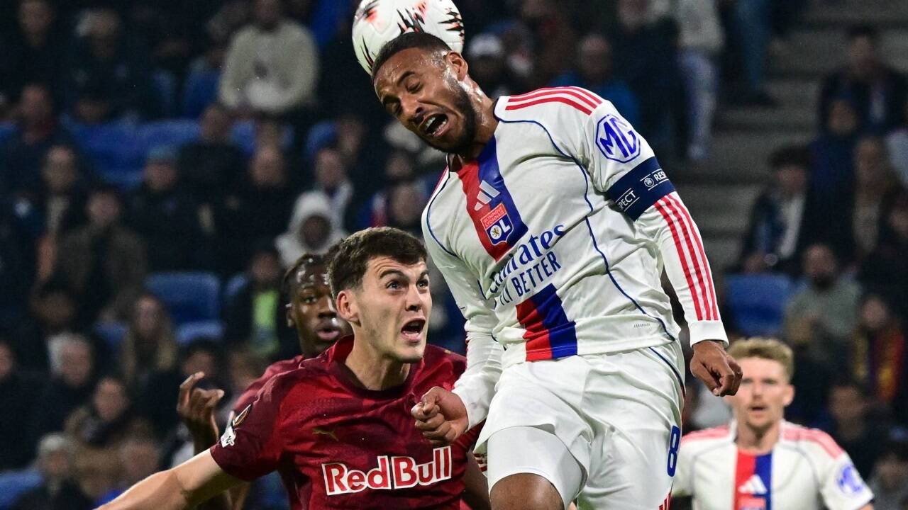 Red Bull Salzburg um Jacob Rasmussen hat gegen Corentin Tolisso und Co. oft das Nachsehen in Zweikämpfen. 