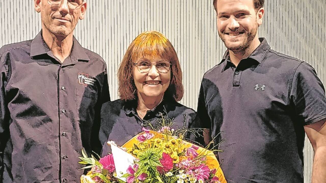 Horst Klinger (l.) mit der scheidenden Obfrau Gerlinde Allmayer und dem Niedernsiller Vizebürgermeister Stefan Höllwerth.Bild: Christine Schläffer 