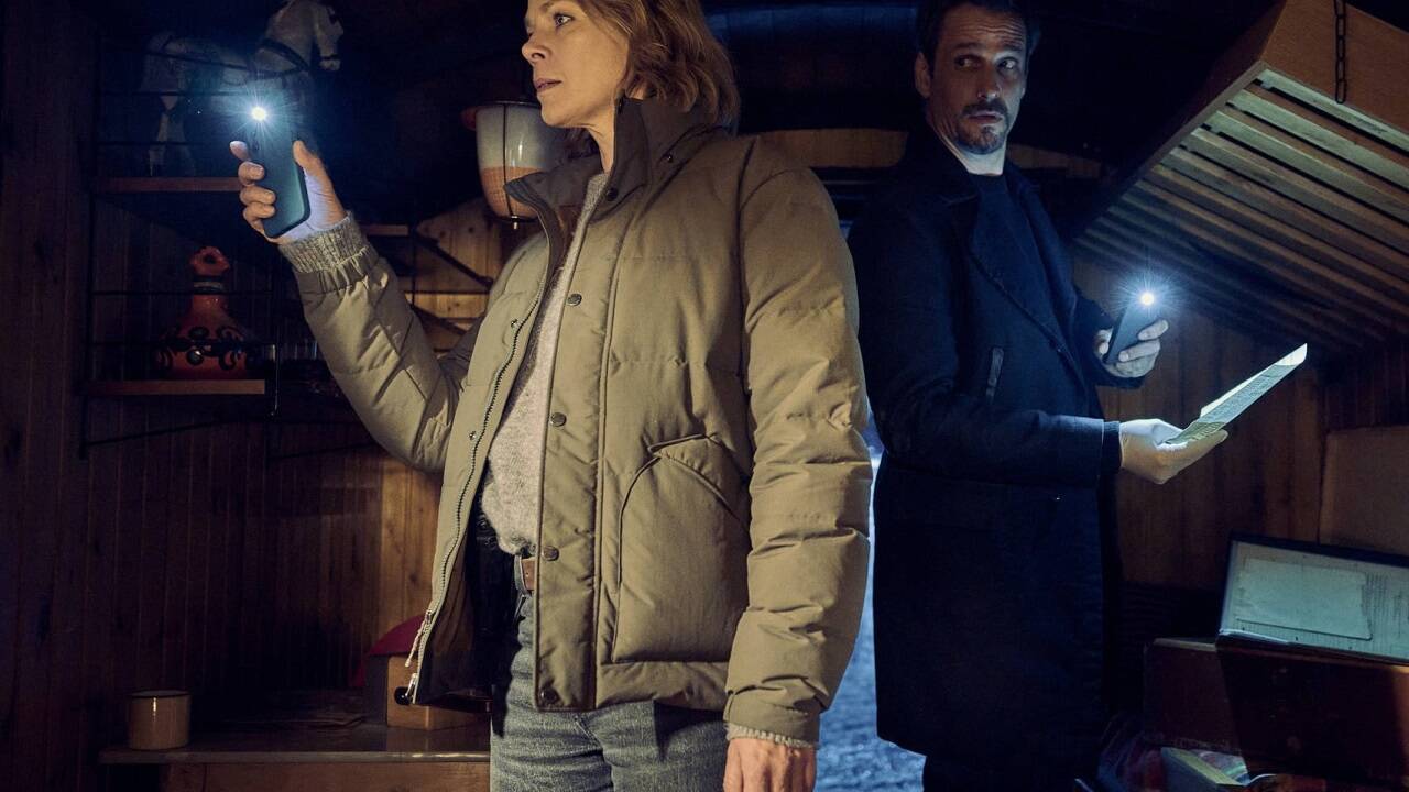 Maris Bächle und Konrad Diener durchsuchen ein Versteck.  