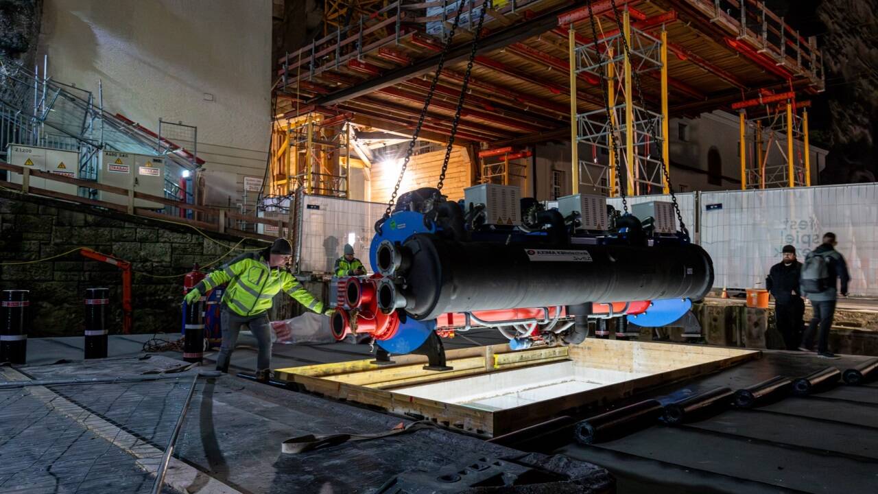 Die Kälteanlage aus dem Festspielhaus übersiedelte in das dafür geschaffene „Loch“ beim künftigen Besucherzentrum. 