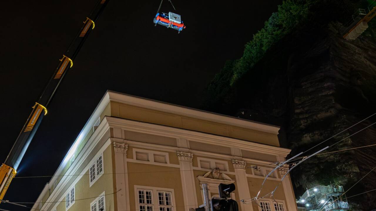 Für die Übersiedlung der Anlage hob ein Kran das Gerät über die Dächer des Festspielbezirks auf die andere Straßenseite.  