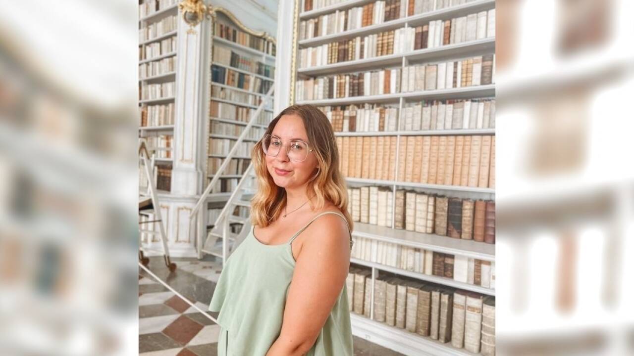 Dorina an ihrem Wohlfühlort: Hauptsache von Büchern umgeben.  