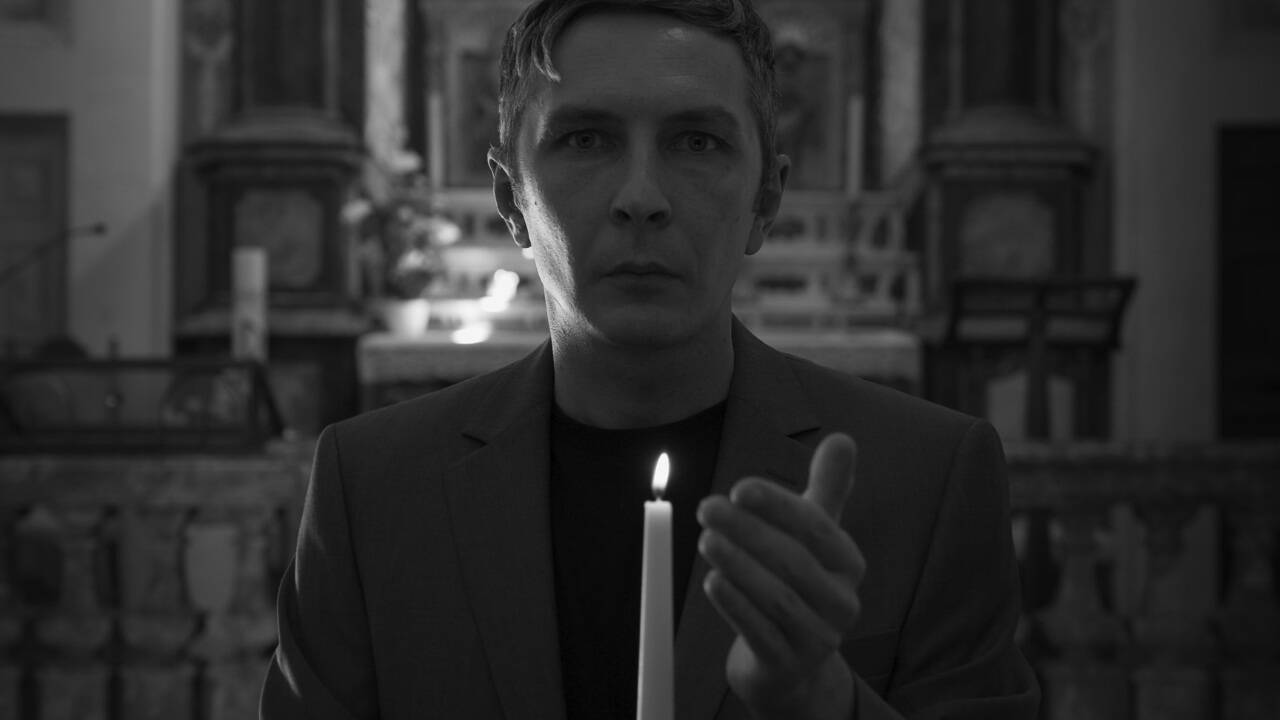 Ein Film über ein Casino im Verfall und ein Spieler führte zur Rettung durch einen dunklen Engel unter der Leitung des Master of Money selbst: Ein Film über die dunkle Religion von Geld und Kapitalismus. 