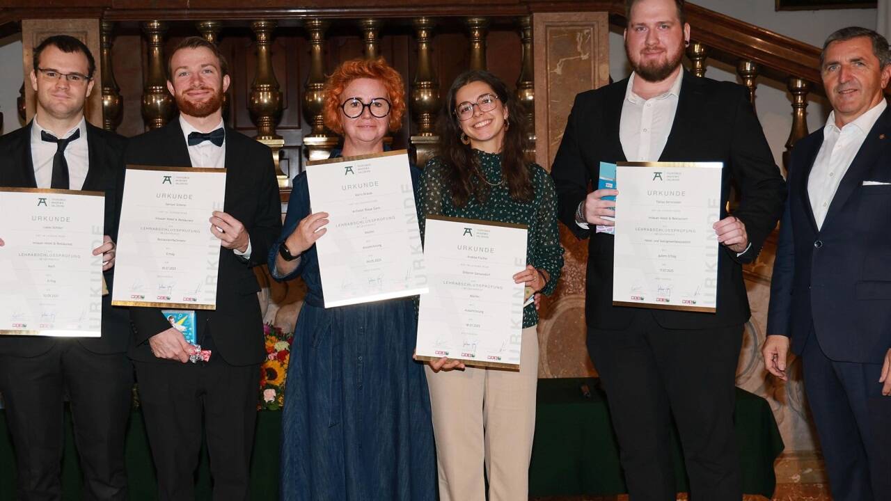 Fünf Absolventen der von Georg Imlauer (ganz rechts) in Leben gerufenen Erwachsenenlehre, vulgo Diplomakademie Tourismus. 